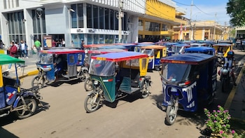 Un grupo de mototaxistas del interior del país acata un paro, pero por el alza de combustible a inicios de este año. (Andina)