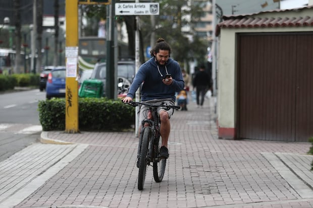 Manejar con el celular en la mano se considera una conducta temeraria y se multa con S/88 (Foto: Jesús Saucedo / @photo.gec)