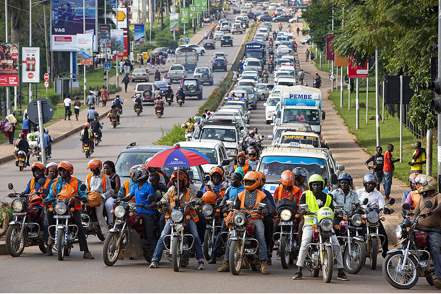 Africa regala motocicletas a sus habitantes
