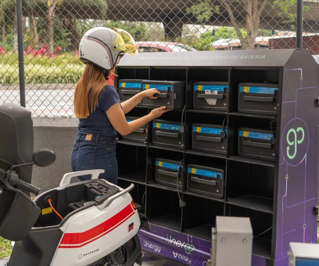 Unergo instaló estación de intercambio de baterías para motos eléctricas en Medellín
