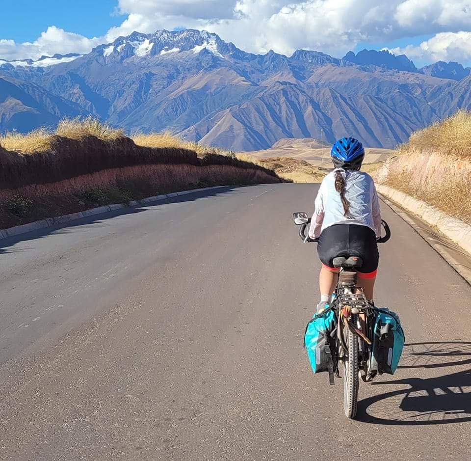 La increíble historia de la ciclista que recorre el mundo y su felicidad por conocer Misiones - Canal Doce Misiones