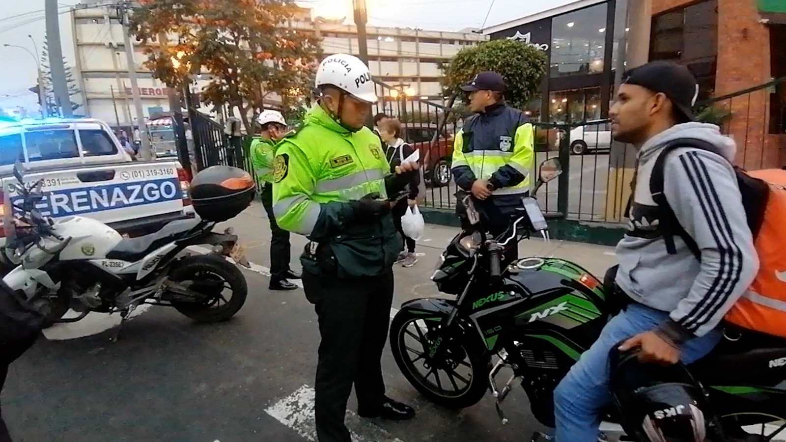 Serenos de Pueblo Libre apoyaron a Policía en operativo de control de identidad donde se intervino a más de 40 pasajeros en 8 buses de transporte público – Municipalidad de Pueblo Libre