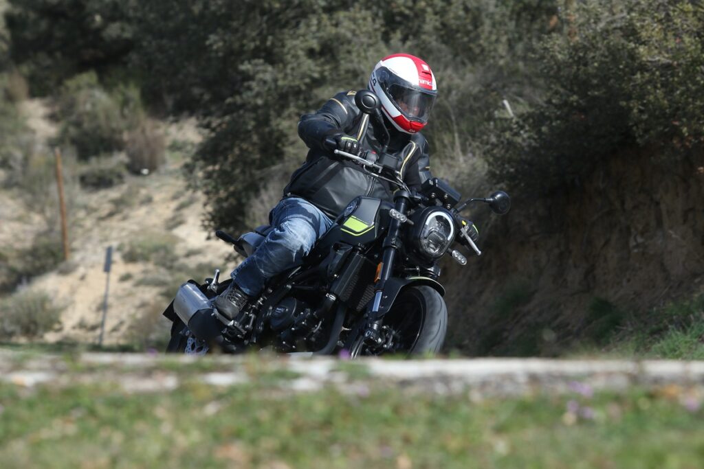 Accesorios de moto para viaje: ¡Escapa de la rutina con tu moto!
