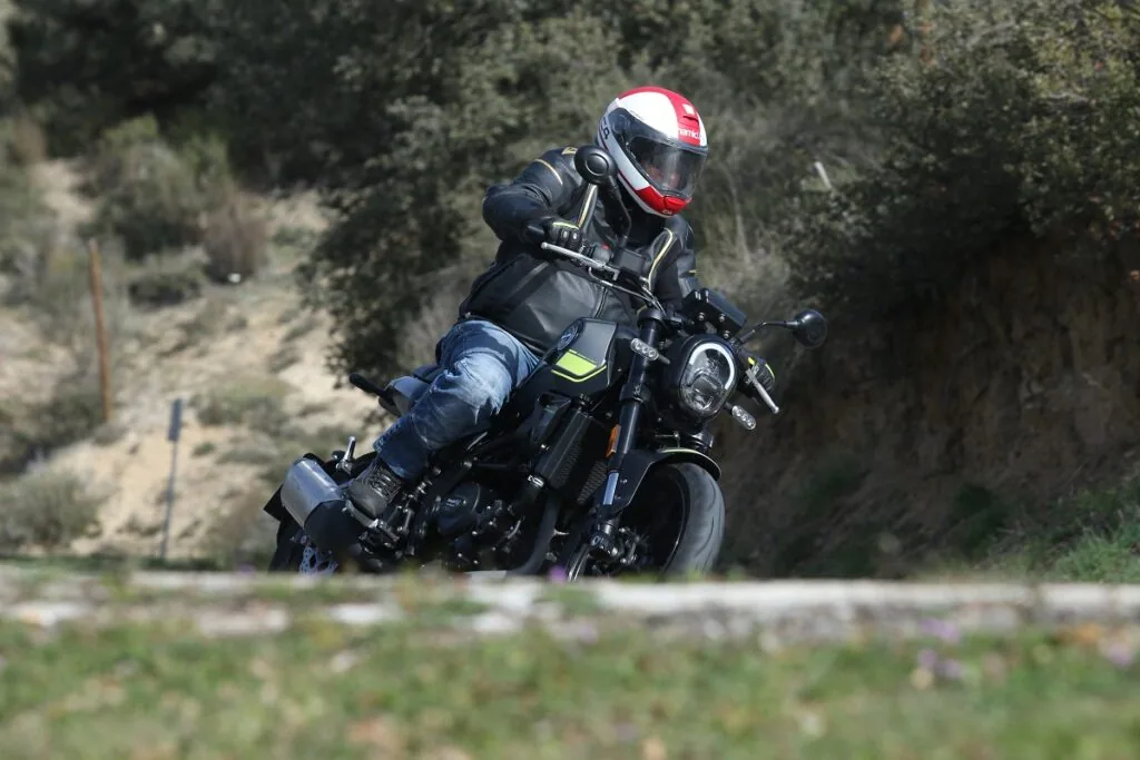 Accesorios de moto para viaje: ¡Escapa de la rutina con tu moto!