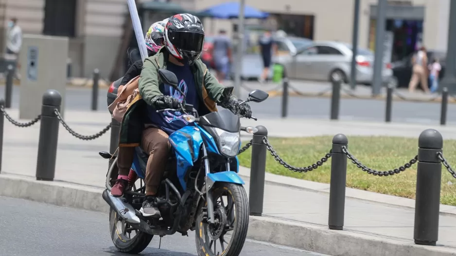 Prohíben circulación de dos personas en una moto