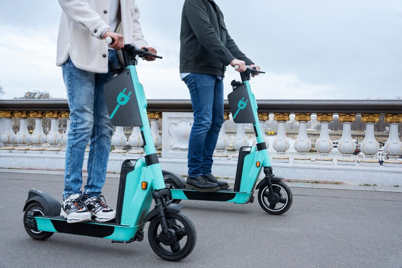 adultos-aprendiendo-usar-scooter-electrico-23-2149341760