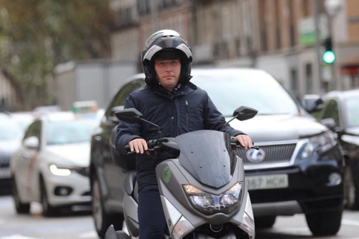 alcalde-martinez-almeida-en-moto
