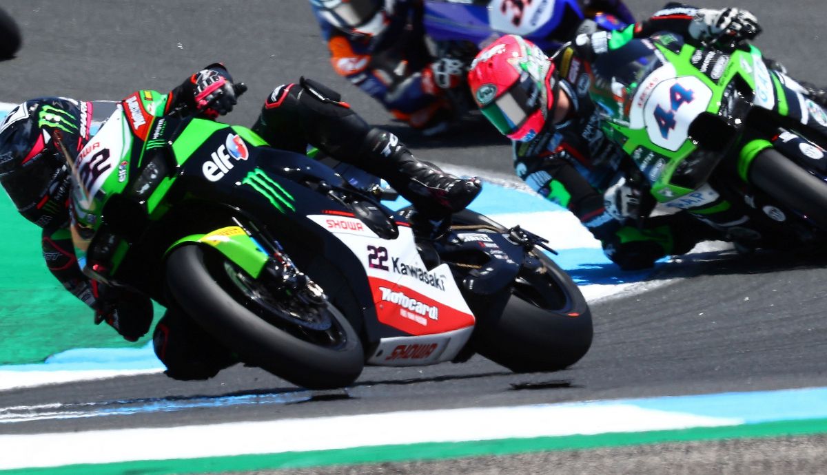 Alex Lowes perseguido por Lucas Mahias