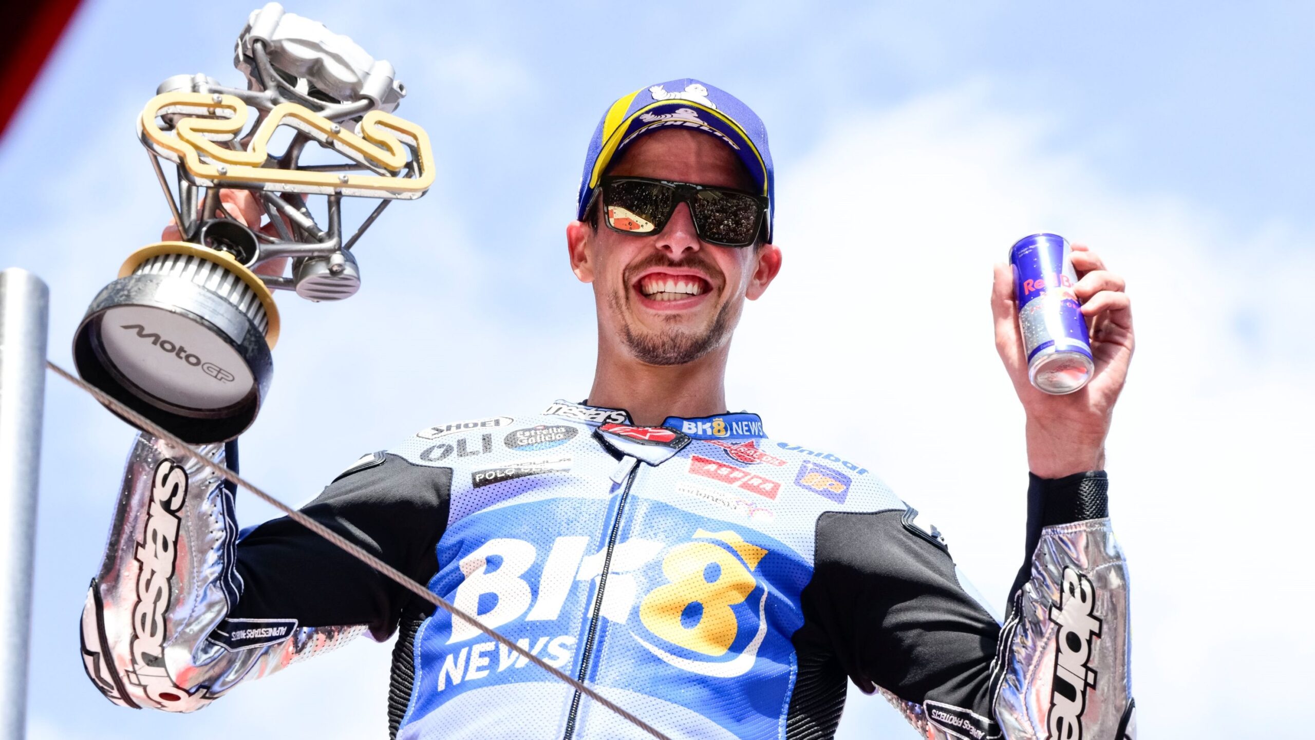 alex-marquez-celebra-su-victoria-en-el-gran-premio-de-catalunya-de-motogp-2025