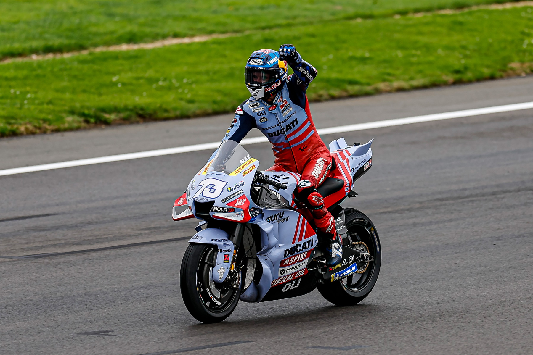 Álex Márquez se consagra en MotoGP ganando la carrera sprint de Silverstone - Motorbike Magazine