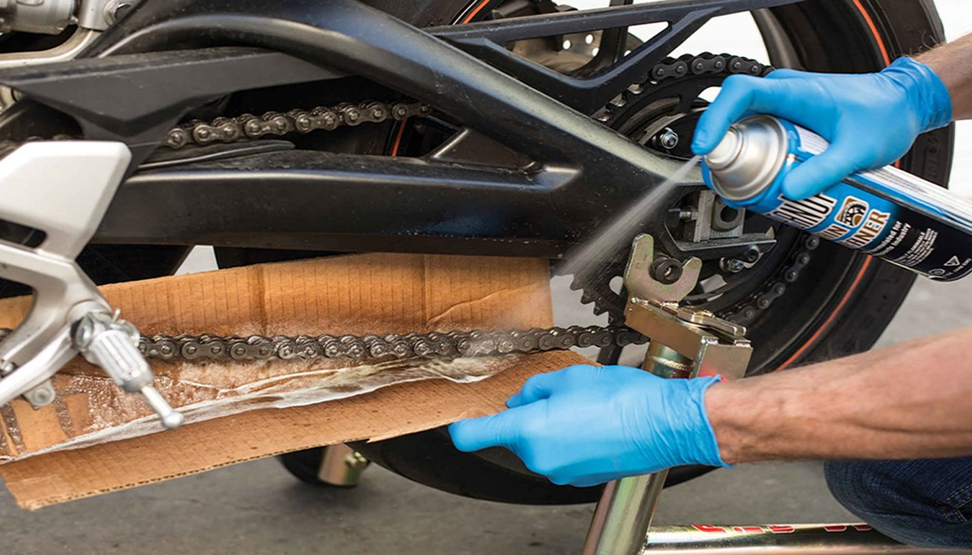 Limpieza de la cadena de la motocicleta