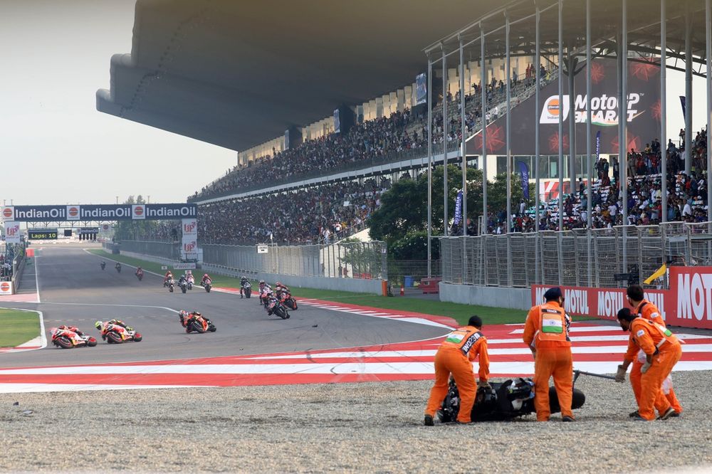Caída de Marco Bezzecchi, VR46 Racing Team, en la sprint de India