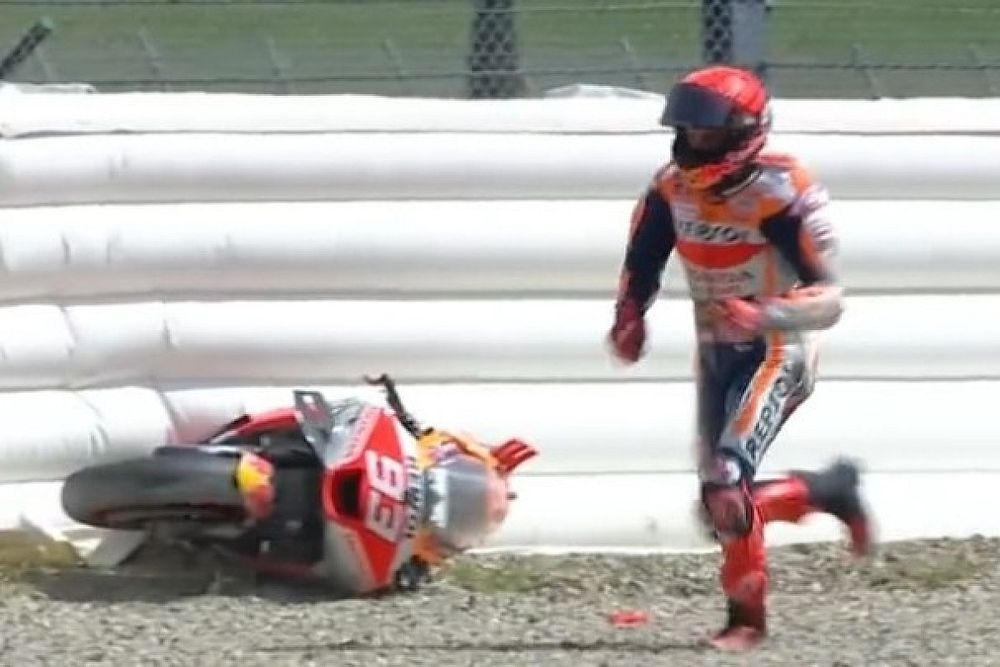 Vídeo: Márquez se cae en la P2 del GP de Italia de MotoGP