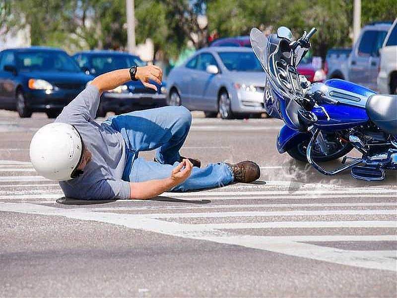 caida-moto-bache-indenizacion