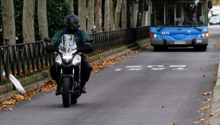 Pueden las motos circular por el carril bus?
