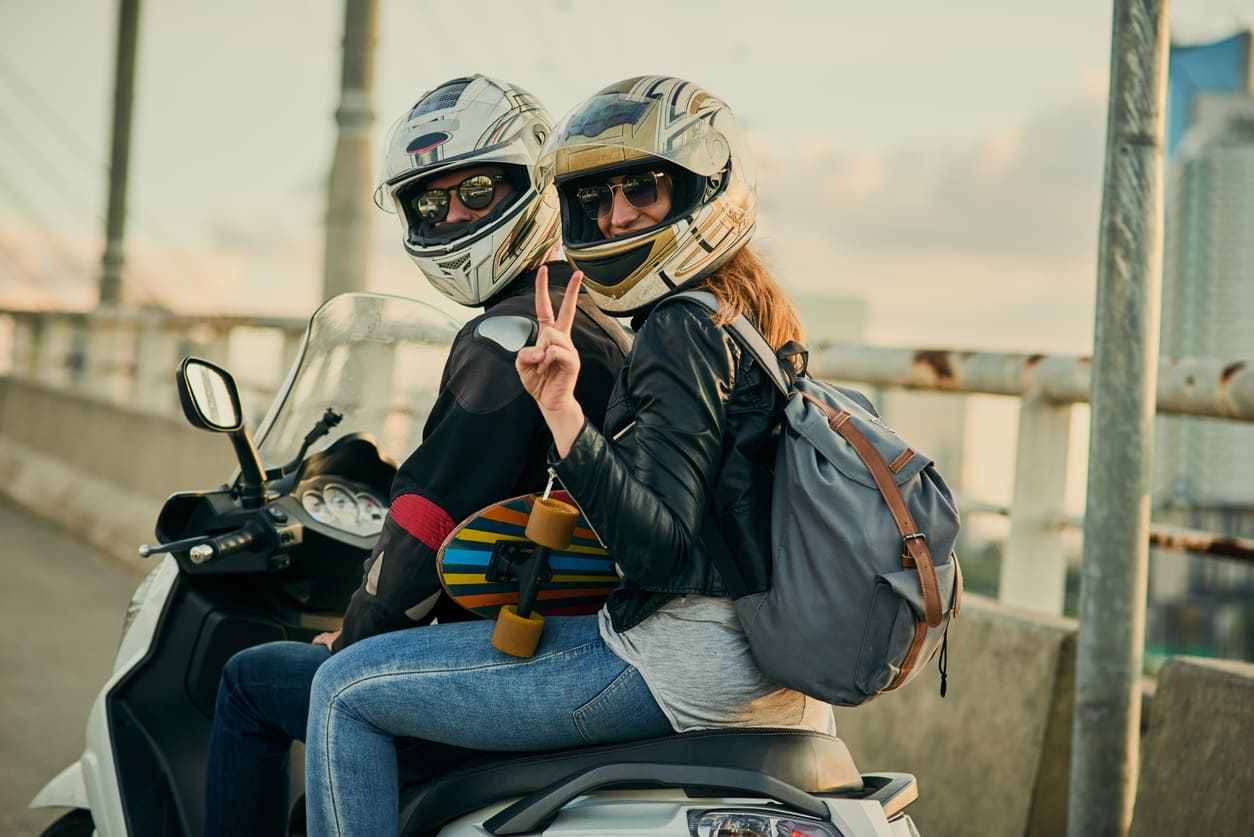 Cómo debe ir el pasajero de una moto con seguridad?