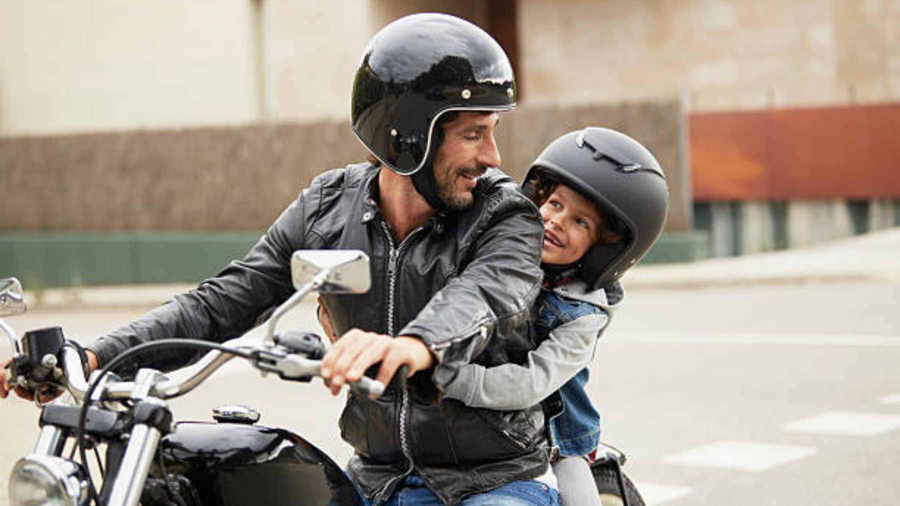 Consejos para llevar a un niño en la moto según la legislación