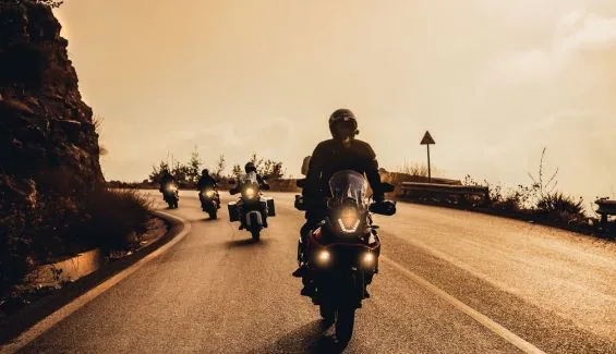 Consejos para viajes largos en moto: Todo lo que necesitas