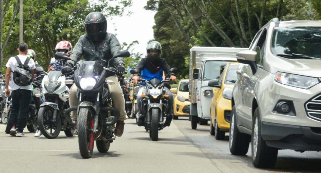cropped-motociclistas-moteros-motocicletas-motos-1-3