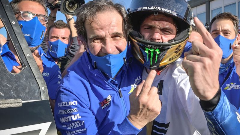 davide-brivio-celebra-junto-a-joan-mir-el-titulo-mundial-de-motogp-2020