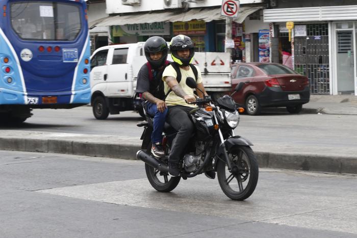 Aun no hay fecha para el segundo debate de la ordenanza que restringe dos hombres en moto | La Voz del Tomebamba