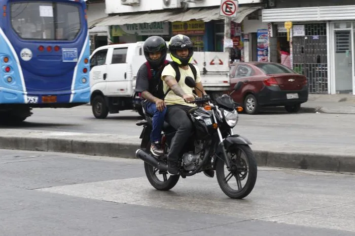 Aun no hay fecha para el segundo debate de la ordenanza que restringe dos hombres en moto | La Voz del Tomebamba