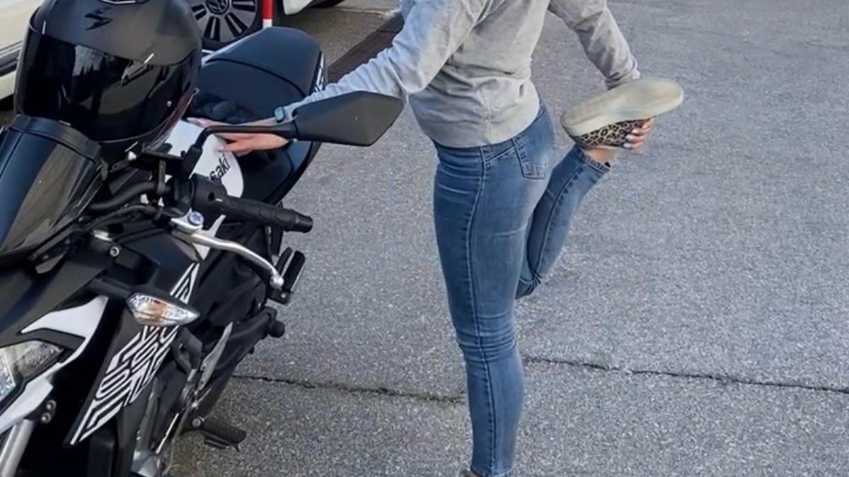 Evita los dolores tras una ruta en moto con estos ejercicios