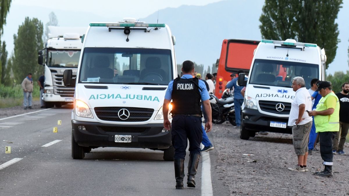 Tragedia en Lavalle: iba en moto, chocó contra un camión y fue aplastado por otro | MDZ Online