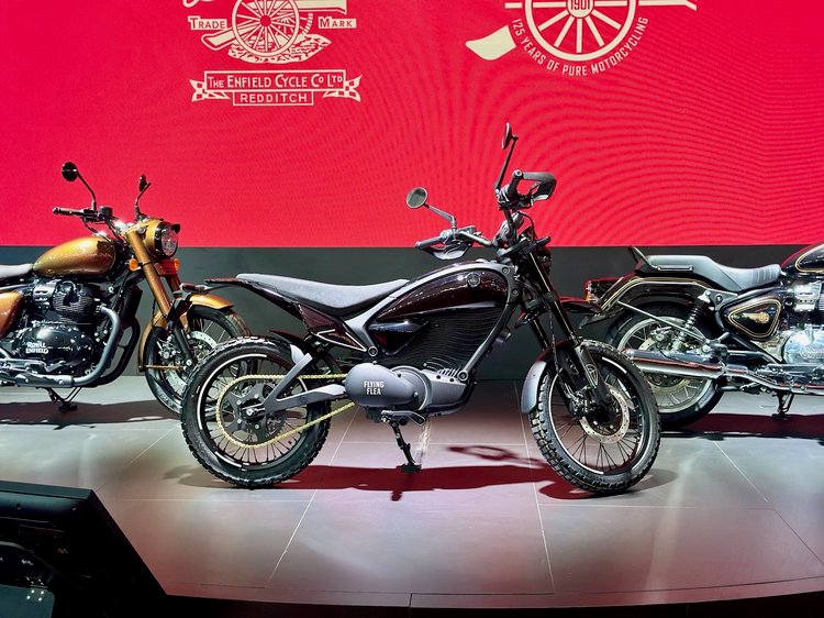 flying-flea-s6-royal-enfield-scrambler-electrique-stand-eicma-2025-1