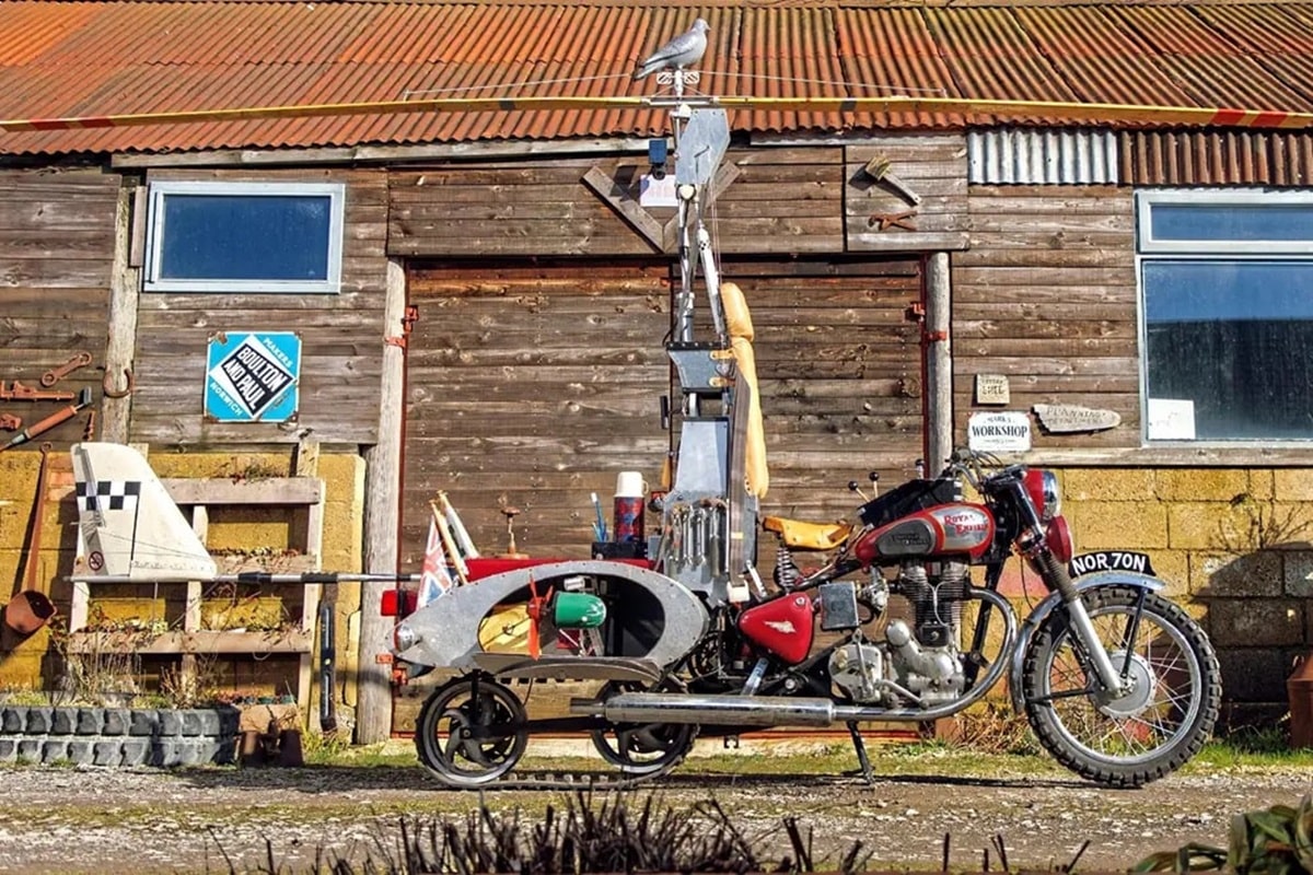 "The Flying Pigeon": Una alocada moto voladora digna de la mejor película de fantasía