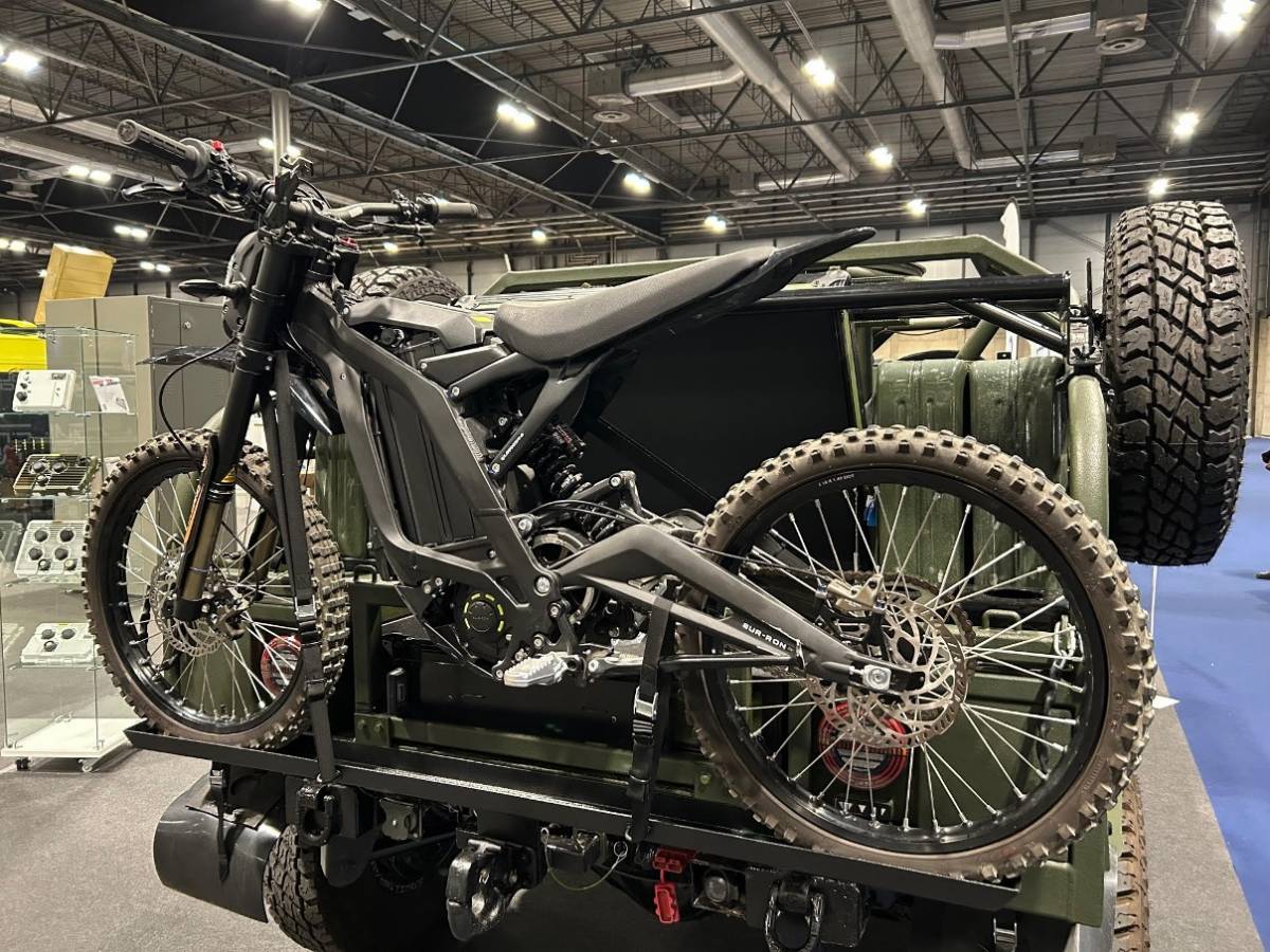 En FEINDEF se mostró el Netón Mk2 llevando a la zaga una motocicleta eléctrica de origen chino. (Octavio Díez Cámara)