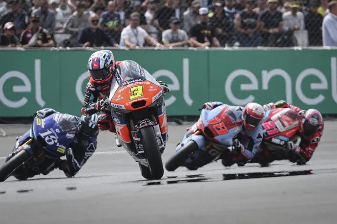 David Alonso gana en Moto3 y arrebata el liderato a Dani Holgado