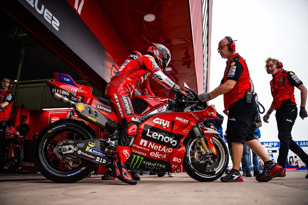 Bagnaia admite que los hermanos Márquez lo están "haciendo mejor"