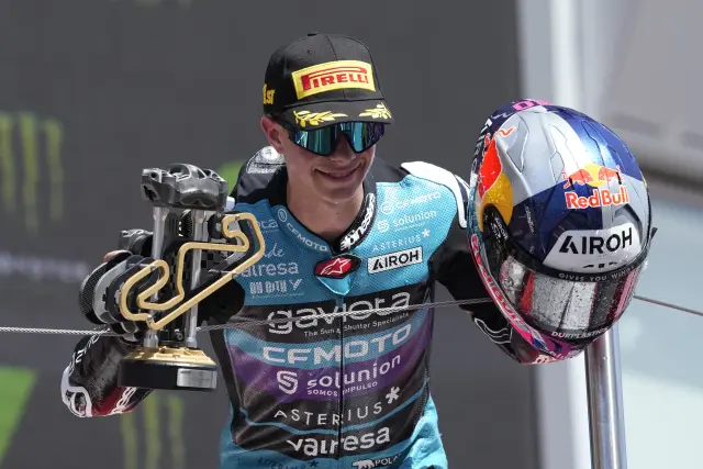 El piloto colombiano de Moto3 David Alonso, del CF Moto Aspar Team (c), ganador de Moto3 del Gran Premio de Cataluña