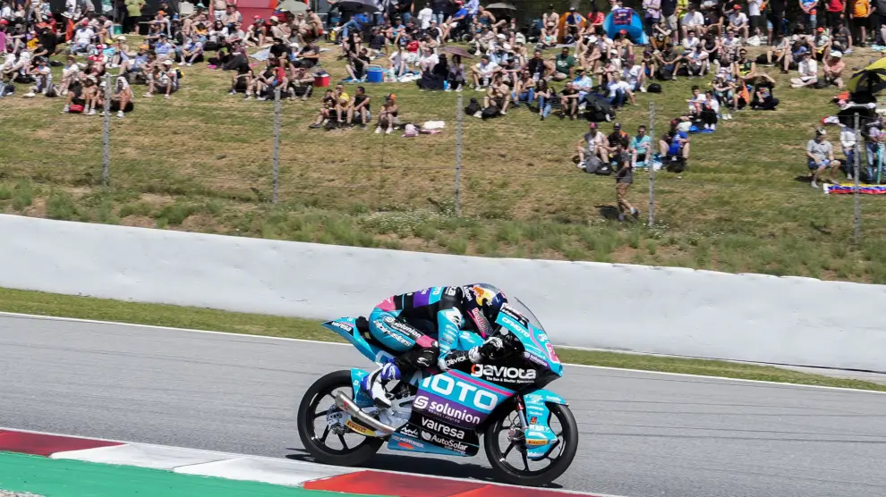 El piloto colombiano de Moto3 David Alonso, del CF Moto Aspar Team, durante la carrera de Moto3 del Gran Premio de Cataluña