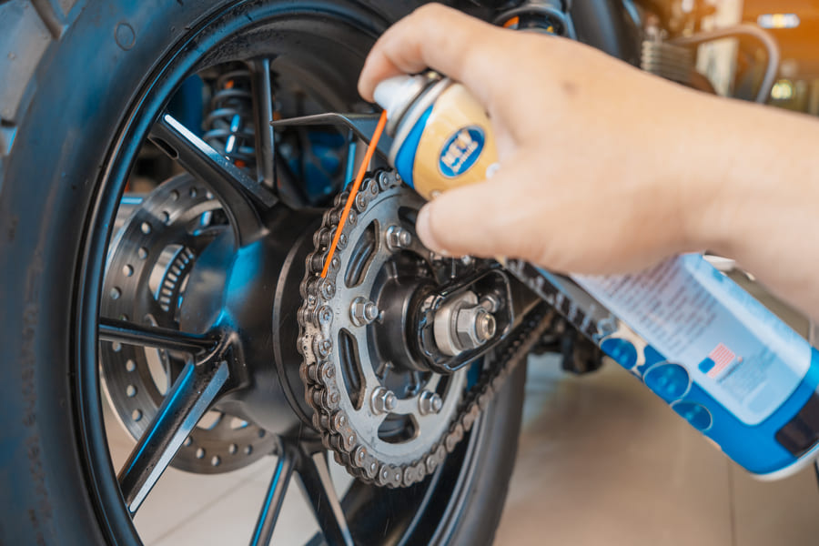 Cómo lubricar la cadena de una moto