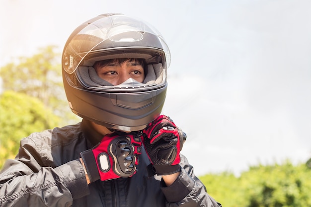 El hombre en una motocicleta con casco y guantes es un protector importante | Foto Premium