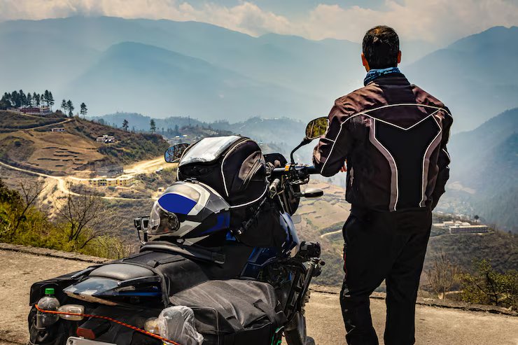 hombre-motociclista-viendo-valle-cima-colina-su-motocicleta-cargada-vista-natural-pristina-1048944-1