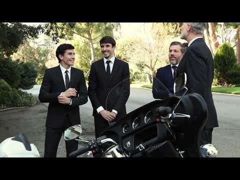 Marc y Álex Márquez alucinan con las Harley-Davidson del Rey