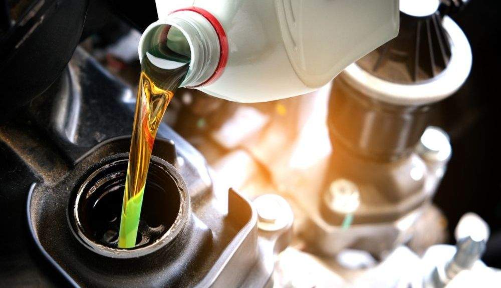 Echando aceite en el motor para que el árbol de levas esté lubricado. Fuente: iStock / Ake Ngiamsanguan
