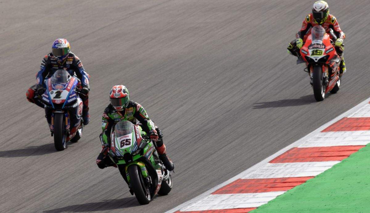 Jonathan Rea frena delante de Toprak Razgatlioglu y Álvaro Bautista, WSBK Portimao 2022