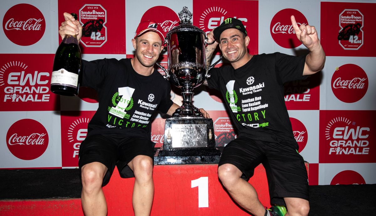 Jonathan Rea y Leon Haslam celebran el triunfo en las 8 horas de Suzuka 2019