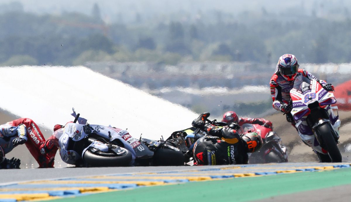 Jorge Martín esquiva a Luca Marini y Álex Márquez, MotoGP Le Mans 2023