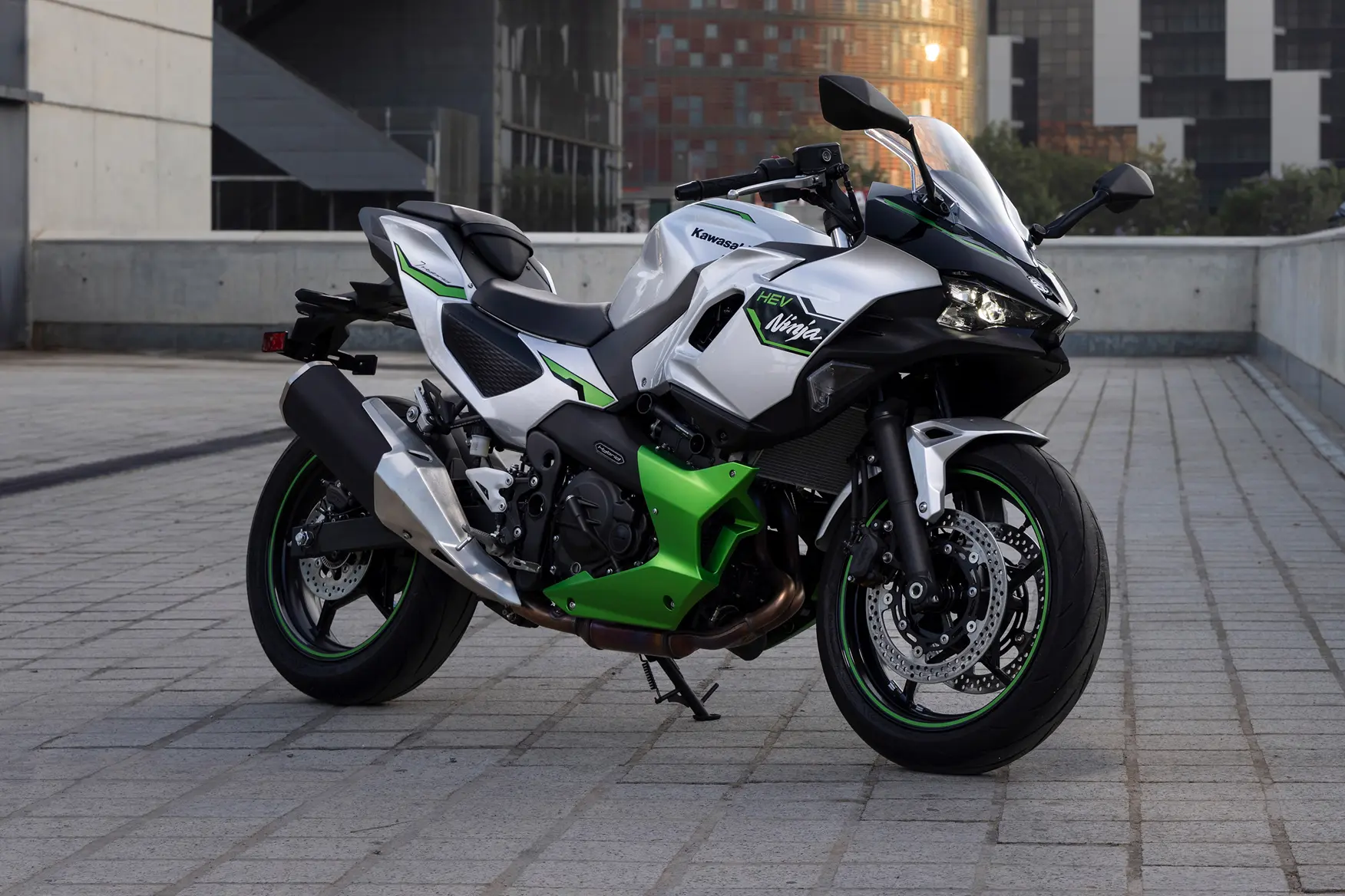 kawasaki-ninja-7-hybrid-01