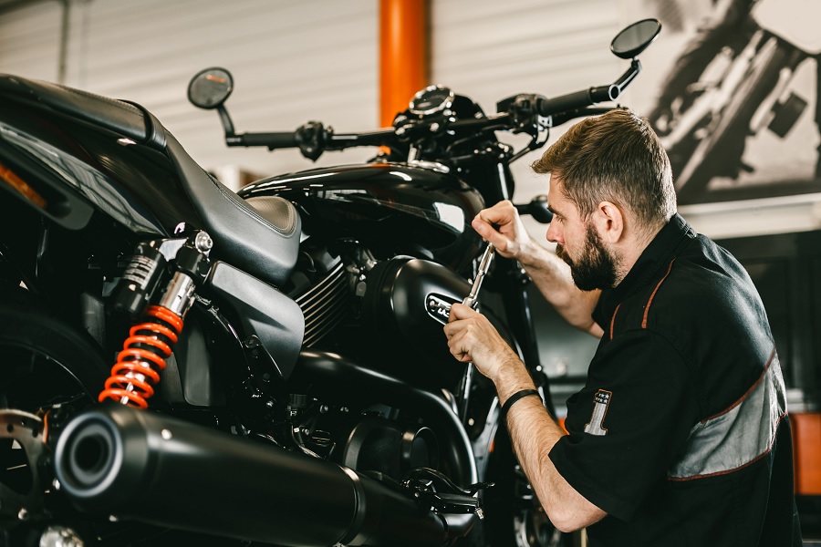 Las motos y el verano: consejos para prescribir en el taller el mejor  mantenimiento a tus clientes moteros - BG Products - BG Madrid