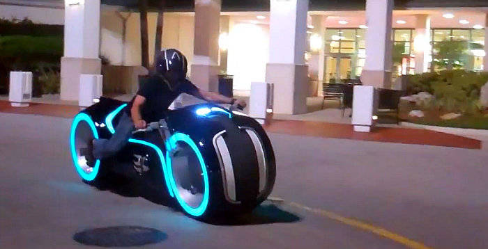 La moto de Tron Legacy es real, eléctrica y totalmente funcional