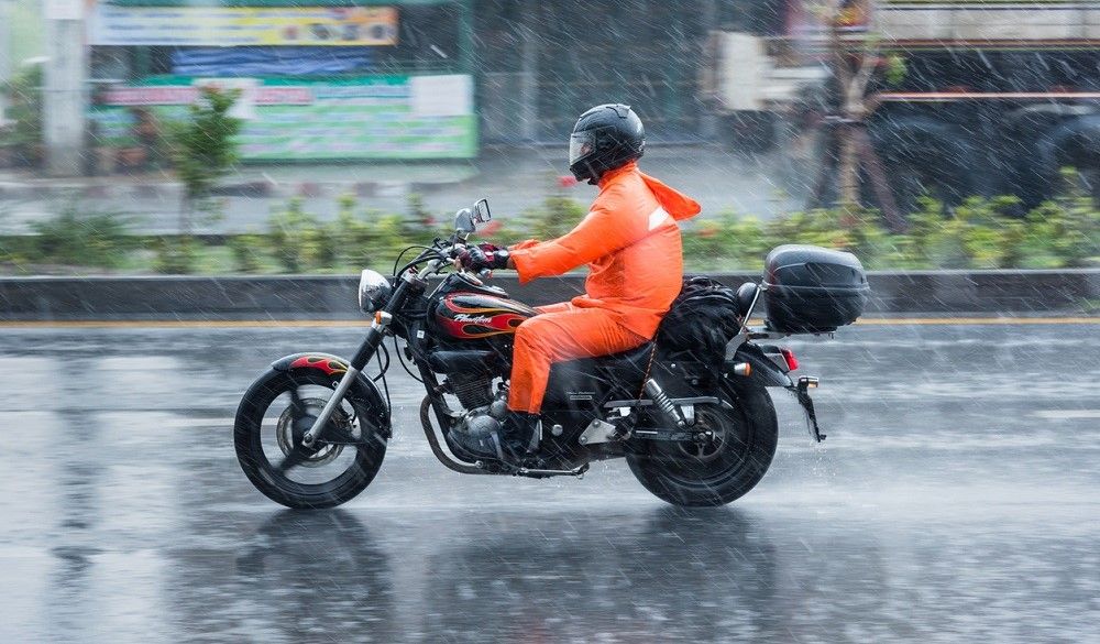 Qué peligros hay al conducir la moto bajo la lluvia?
