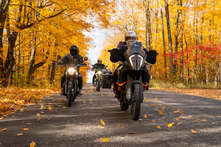 Qué significa un casco en el suelo detrás de una moto? | TN