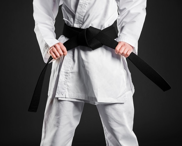 Luchador de karate con orgullo con cinturón negro | Foto Gratis