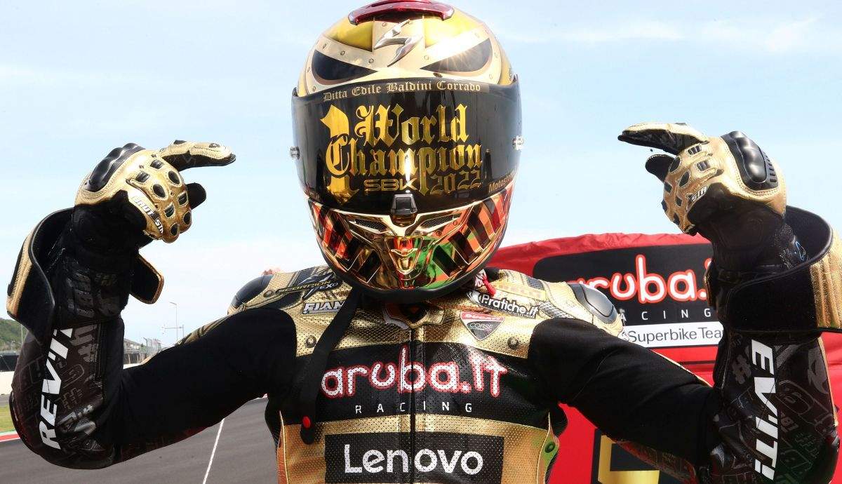Álvaro Bautista con el casco de campeón mundial de Superbike 2022
